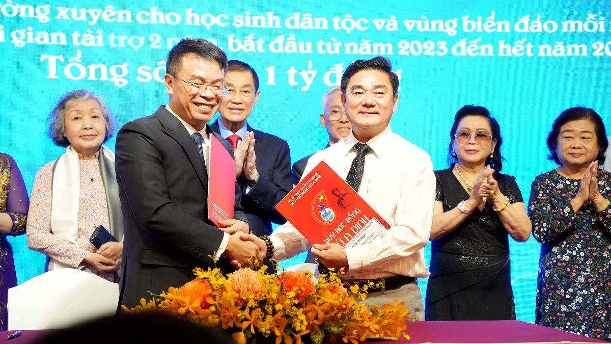 Kim Oanh Group tài trợ 1 tỷ đồng cùng Quỹ Học bổng Vừ A Dính giúp học sinh nghèo