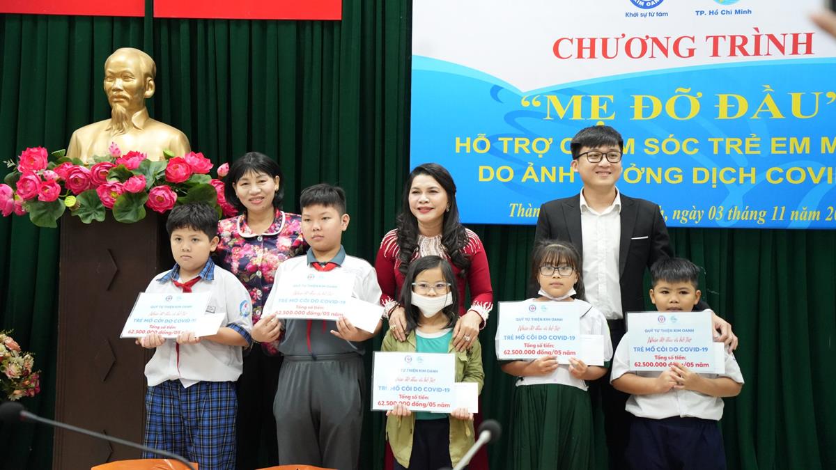 Quỹ Từ thiện Kim Oanh trao kinh phí “Mẹ đỡ đầu” cho 10 trẻ mồ côi tại TP.HCM