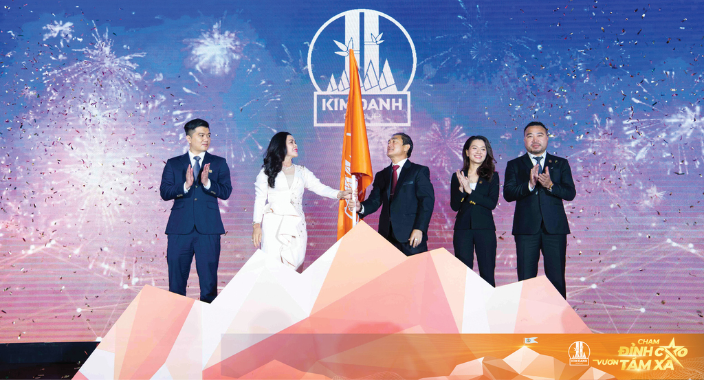 HĐQT và Ban Tổng Giám đốc Tập đoàn Kim Oanh thực hiện nghi thức cắm cờ quyết tâm hoàn thành chỉ tiêu năm 2022